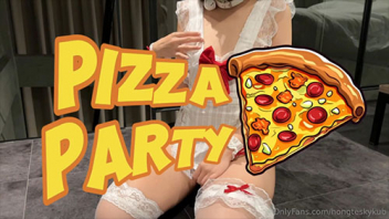 PIZZA PARTY พิซซ่ามาแล้วค่ะนายท่าน HONGTESKYKUB เคาะแก้วเรียกสาวไทยให้มาเสิร์ฟหีถึงโต๊ะ แถมยังล่อหีไทยเป็นของหวานต่อของคาว เสียงไทยชัดเจนฟังแล้วได้อารมณ์